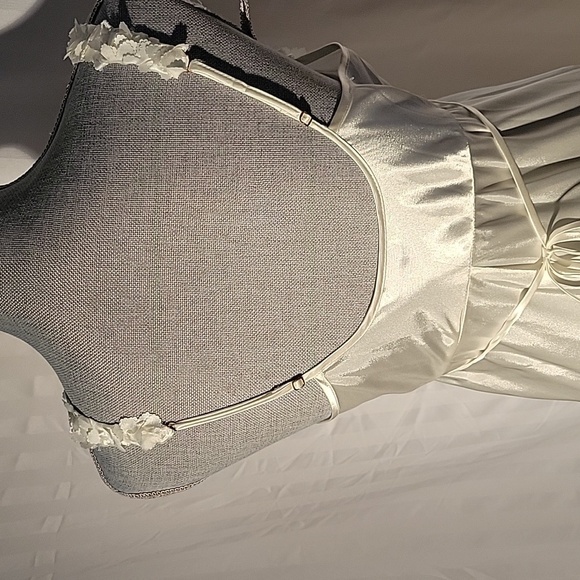 Flora Long White Nightgown with Deep V-Neck, Size: M - Picture 5 of 9
